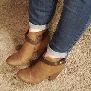 Breckelles Chunky Heel Ankle Boots 6.5